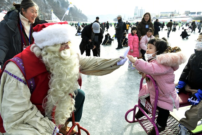 ▲ 지난 1월에 열린 2025 얼음나라 화천산천어축제 모습. ⓒ화천군