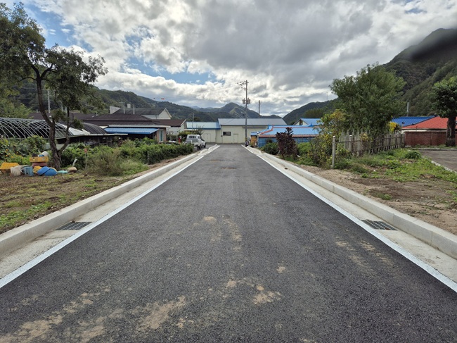 ▲ 평창군이 평창읍 창리 710-7번지 일원에 있는 지구단위계획 도로 창리지구 소로 3-18호 개설 공사를 성공적으로 완료했다. ⓒ평창군