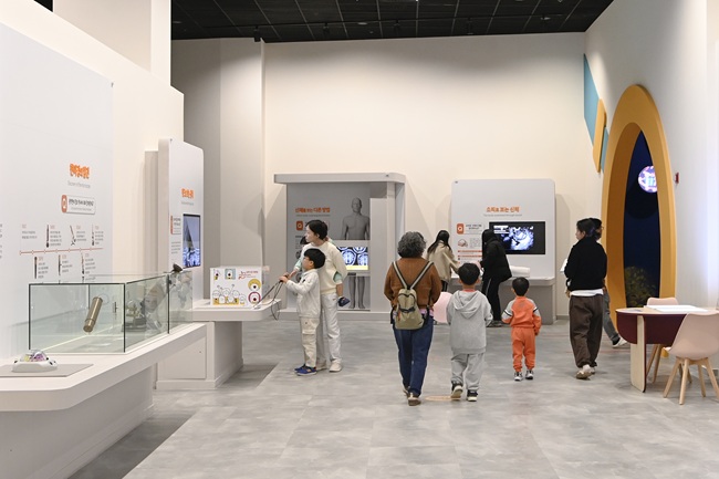 ▲ 전국 최초로 의료·생명 분야에 특화된 '국립강원전문과학관'이 지난 7일 과학관 빅뱅광장에서 개관식을 열고 본격적인 운영을 시작했다. ⓒ원주시