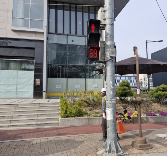 원주시, 어린이보호구역에 '보행신호 적색잔여시간 표시기' 확대 설치