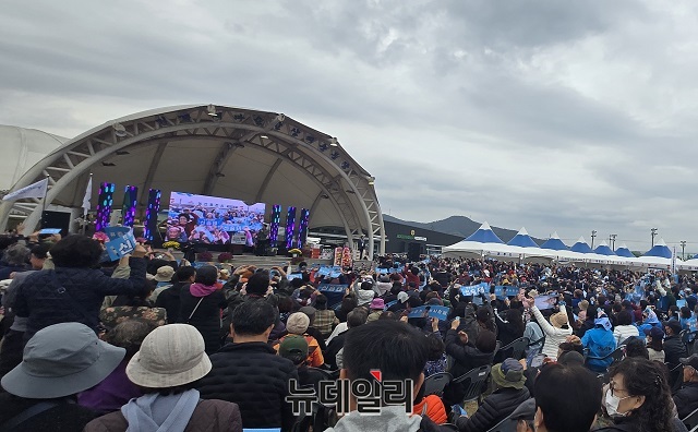 ▲ 포항시는 지난 8일 기계면 새마을운동발상지운동장에서 ‘제11회 기계 농·특산물 홍보판매축제’를 개최했다.ⓒ뉴데일리