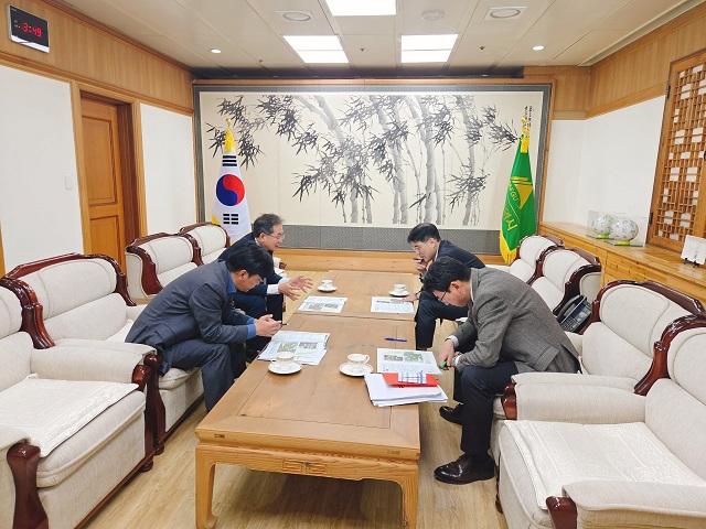 ▲ 김진열 군수는 지난 6일 대구시청 산격청사를 방문해 김정기 대구시 권한대행을 만나 군민들의 삶과 직결된 주요 현안 해결을 위한 대구시의 결단과 적극적 협력을 촉구했다.ⓒ군위군