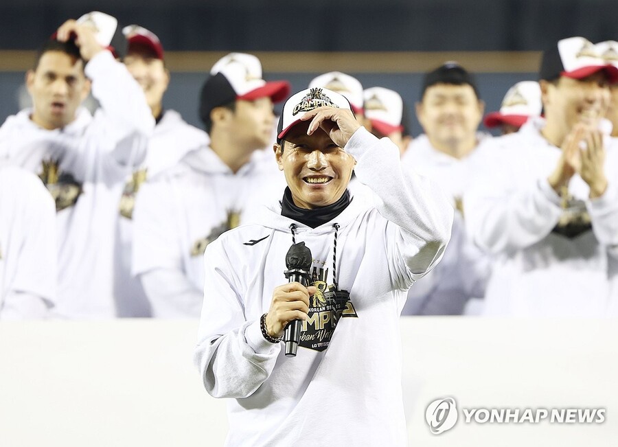 ▲ 염경엽 LG 감독이 역대 KBO리그 사령탑 최고 대우로 재계약을 체결했다.ⓒ연합뉴스 제공