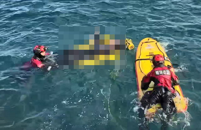 ▲ 포항해경이 감포항 테트라포트에서 사망한 50대 낚시객을 동력구조보드로 인양하고 있다.ⓒ포항해경