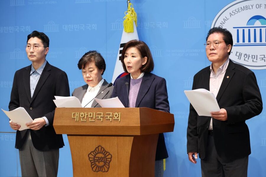 ▲ 나경원 국회 법제사법위원회 국민의힘 의원을 비롯한 위원들이 9일 오전 서울 여의도 국회 소통관에서 정성호 법무부 장관과 이재명 대통령의 대장동 사건 피고인 항소 포기 개입 의혹을 제기하며, 법제사법위원회 긴급현안질의 개회 및 진상규명을 요구하는 기자회견을 하고 있다. ⓒ뉴시스