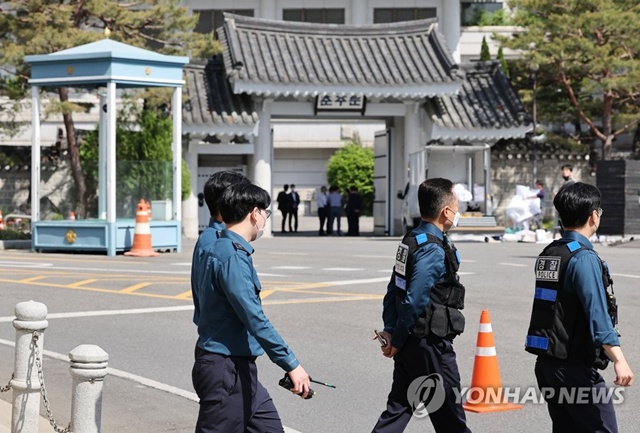 ▲ 청와대 개방 행사가 열린 2022년 5월 서울 종로구 청와대 춘추문 인근 비어 있는 경비 초소 앞으로 이날 행사 관리를 위해 근무 중인 경찰들이 오가고 있다. 220510 ⓒ연합뉴스