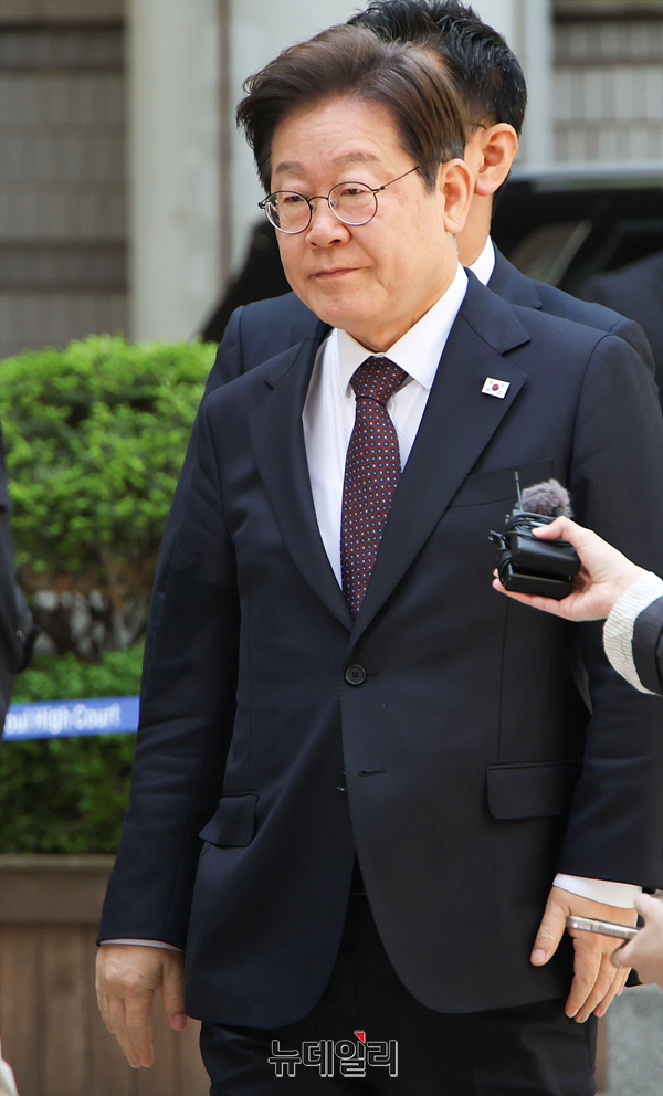 ▲ 이재명 대통령이 대선 후보 시절인 지난 4월 29일 오전, 서울 서초구 서울중앙지법에서 열린 '대장동 배임·성남FC 뇌물' 1심 속행 공판에 출석하고 있다. ⓒ서성진 기자