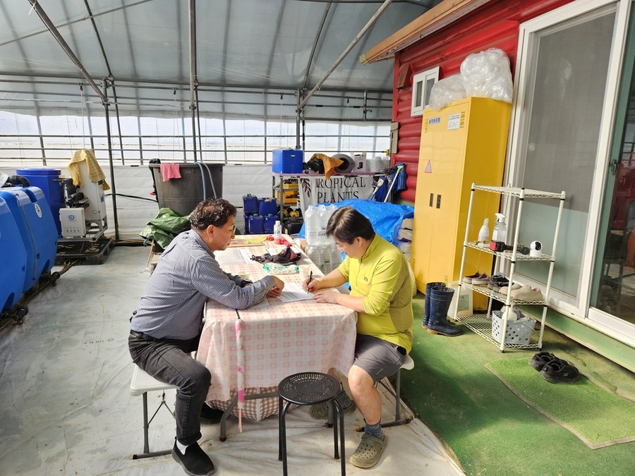 ▲ 함평군, 딸기 스마트팜 육성 앞장…농가소득 향상 효과 톡톡(딸기 농가 컨설팅)ⓒ함평군 제공