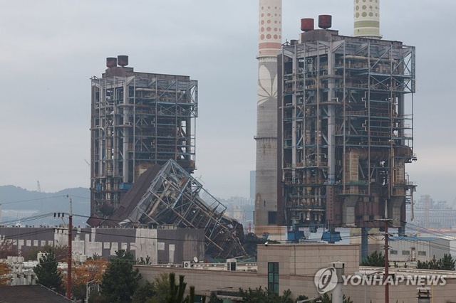 ▲ 한국동서발전 울산발전본부 울산화력발전소 사고 나흘째인 9일 무너진 보일러타워 5호기 양옆으로 4·6호기가 위태롭게 서 있다. 251109 ⓒ연합뉴스