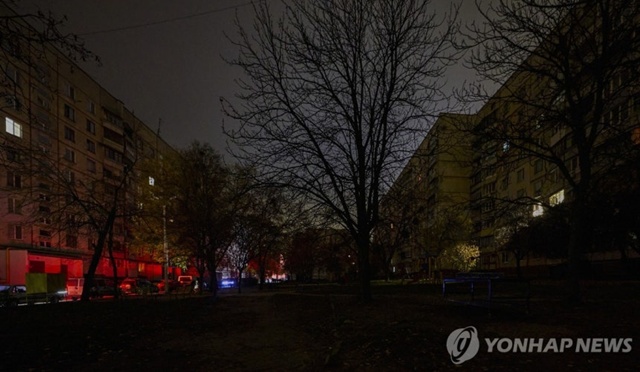 ▲ 러시아의 공습으로 정전이 발생한 우크라이나 북동부 하르키우 도심. EPA=연합뉴스. 251108 ⓒ연합뉴스