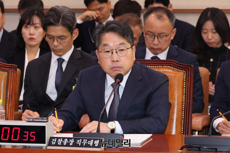 ▲ 노만석 검찰총장 직무대행이 지난달 27일 국회에서 열린 법제사법위원회의 대검찰청에대한 국정감사에 출석해 의원들의 질문에 답하고 있다. ⓒ이종현 기자