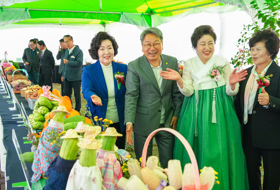 ▲ 강기정 광주광역시장이 9일 오전 시청 야외음악당에서 열린 '제30회 농업인의 날' 빛고을 농업인 한마당에 참석해 지역 우수 농특산물 품평회장을 둘러보고 있다.ⓒ광주광역시 제공