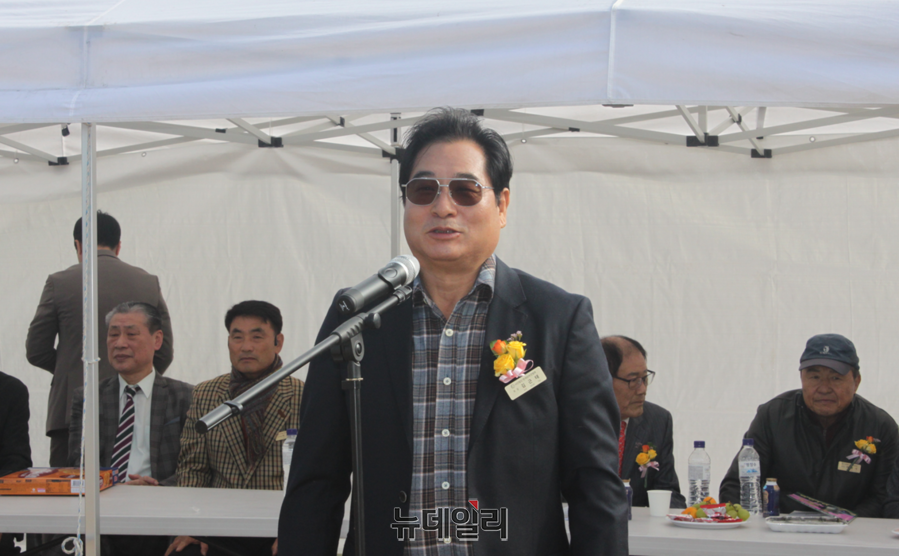 ▲ 김근태 한국반려견협회 회장이 9일 충북 청주 가덕생활체육공원에서 열린‘KCDA 진돗개 스페셜 티 쇼’개회식에서 인사말을 하고 있다.ⓒ김정원 기자