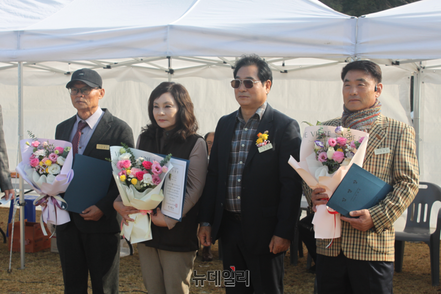 ▲ 김근태 한국발려견협회장이 9일 충북 청주 가덕생활체육공원에서 ‘KCDA 진돗개 스페셜 티 쇼’에서 심사위원장 등과 기념사진을 찍고 있다.ⓒ김정원 기자