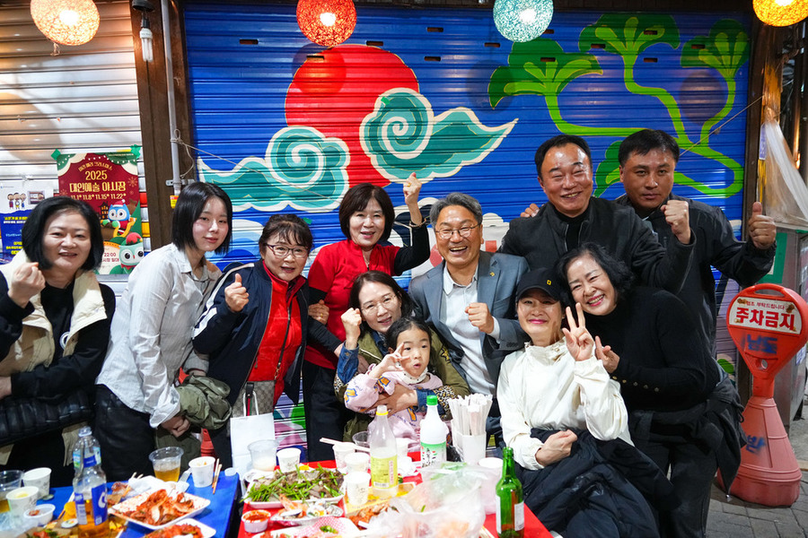 ▲ 강기정 광주광역시장이 지난 8일 동구 대인시장에서 열린 대인예술야시장을 방문해 상인들을 격려하고 애로사항을 청취한 뒤 기념촬영을 하고 있다.ⓒ광주광역시 제공