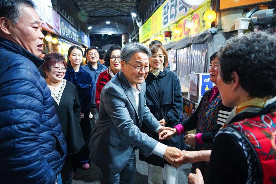 ▲ 강기정 광주광역시장이 8일 동구 대인시장에서 열린 대인예술야시장을 방문해 상인들을 격려하고 애로사항을 청취하고 있다.ⓒ광주광역시 제공