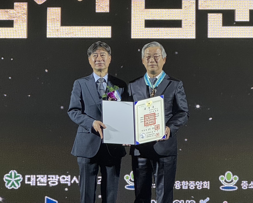 ▲ 이재진 ㈜ATS 대표이사가 지난 4일 대전컨벤션센터에서 열린 ‘2025 중소기업융합대전’에서 동탑산업훈장을 받았다.ⓒ㈜ATS