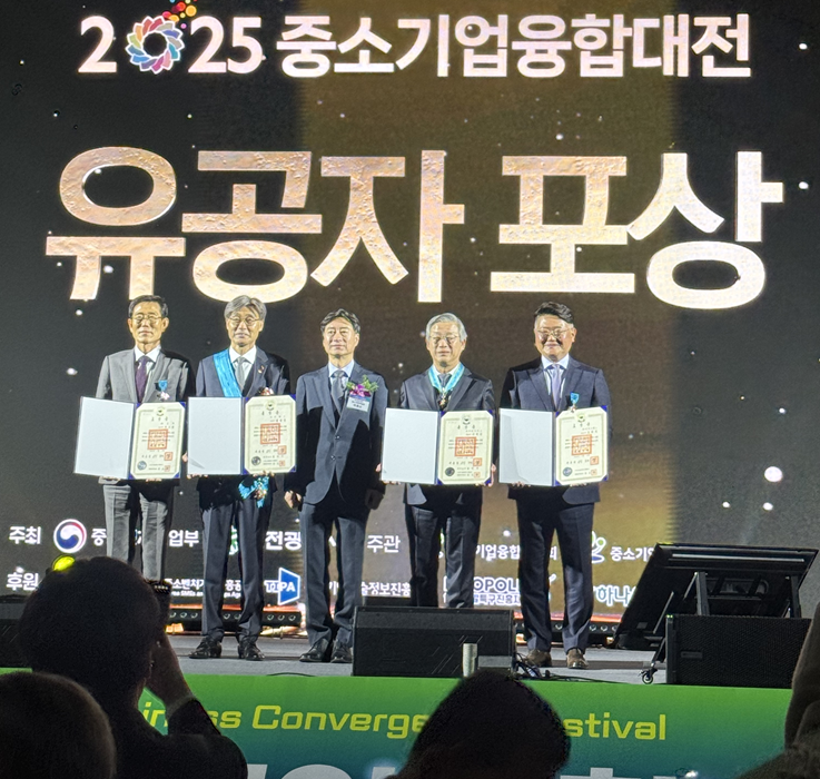 ▲ 이재진 ㈜ATS 대표이사가 지난 4일 동탑산업훈장을 받은 뒤 단체 사진을 찍고 있다.ⓒ㈜ATS