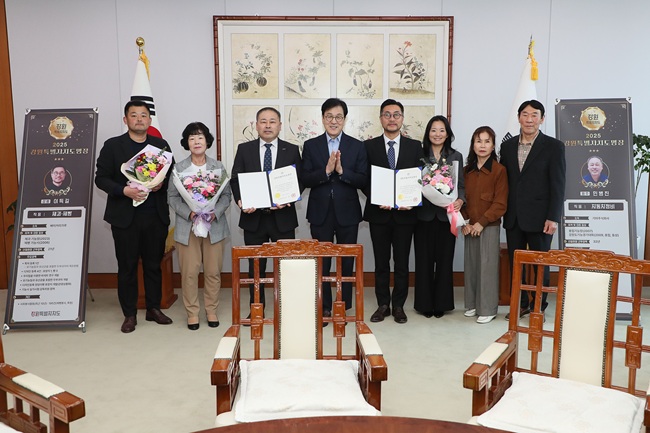 ▲ 강원특별자치도는 지난 7일 도청 통상상담실에서 '2025년 강원특별자치도 명장 수여식'을 개최하고, 자동차정비 분야의 기아㈜ 원주서비스센터 민병진 기술책임과 제과·제빵 분야의 베이커리가루 이득길 대표이사를 강원특별자치도 명장으로 선정했다. ⓒ강원특별자치도