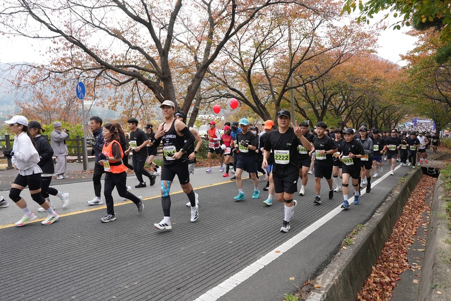 ▲ 영천시는 지난 8일 영천시육상연맹과 ㈜채널경북이 공동 주최·주관한 ‘2025 영천댐 마라톤대회’가 영천댐 일원에서 성황리에 개최됐다.ⓒ영천시