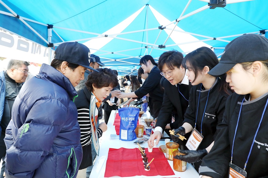 ▲ 영남이공대 글로벌베이커리과 정현채 교수가 지역 주민에게 건강한 먹거리에 대해 설명하고 있다.ⓒ영남이공대