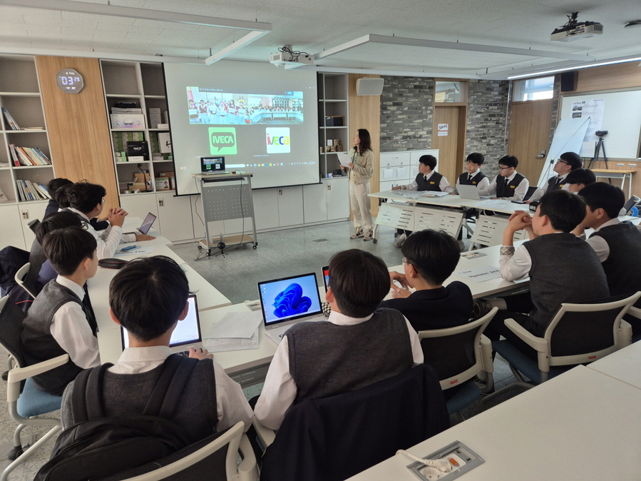 ▲ 대륜중학교와 싱가포르 세콜라(Sekolah) 국제학교 학생들이 지속가능개발목표(SDGs) 실천 과제를 바탕으로 ‘지구촌 생태관광’을 공동 주제로 실시간 화상 회의를 진행했다.ⓒ수성구