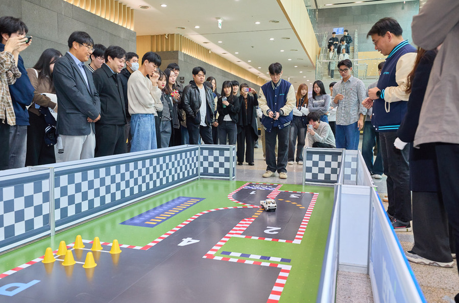 ▲ 지난 7일 인하대서 열린 이차전지 제작·응용 능력 강화를 위해 미니카 경진대회에서 학생들이 직접 설계한 배터리로 장착한 RC카를 시연해 보고 있다.ⓒ인하대 제공