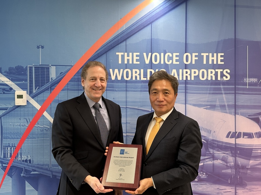 ▲ 이학재 인천공항사장(오른쪽)이 6일 캐나다 몬트리올에 위치한 국제공항협의회(ACI)에서 저스틴 엘바치 사무총장으로부터 공로패를 받은 뒤 기념촬영을 하고 있다.ⓒ인천공항공사 제공