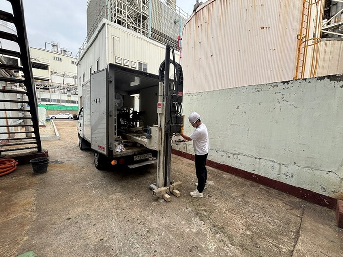 ▲ 인천 서구 한 도심 현장에서 실무자가 토지오염 실태를 위한 토양을 채취하고 있다.ⓒ