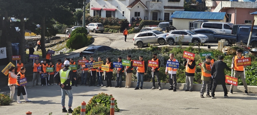 ▲ 울릉도 주민들이 지난 6일 울릉공항 활주로 연장을 외치며 항의 집회를 열었다. ⓒ임준환 기자