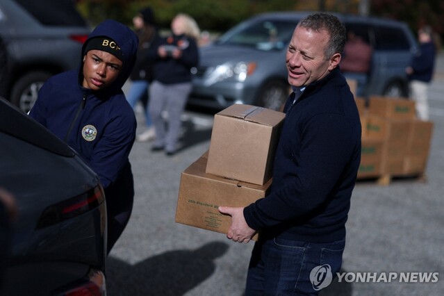 ▲ 지역 푸드뱅크 찾아 식료품 받는 영양보충지원프로그램(SNAP) 수혜자. 출처=로이터ⓒ연합뉴스