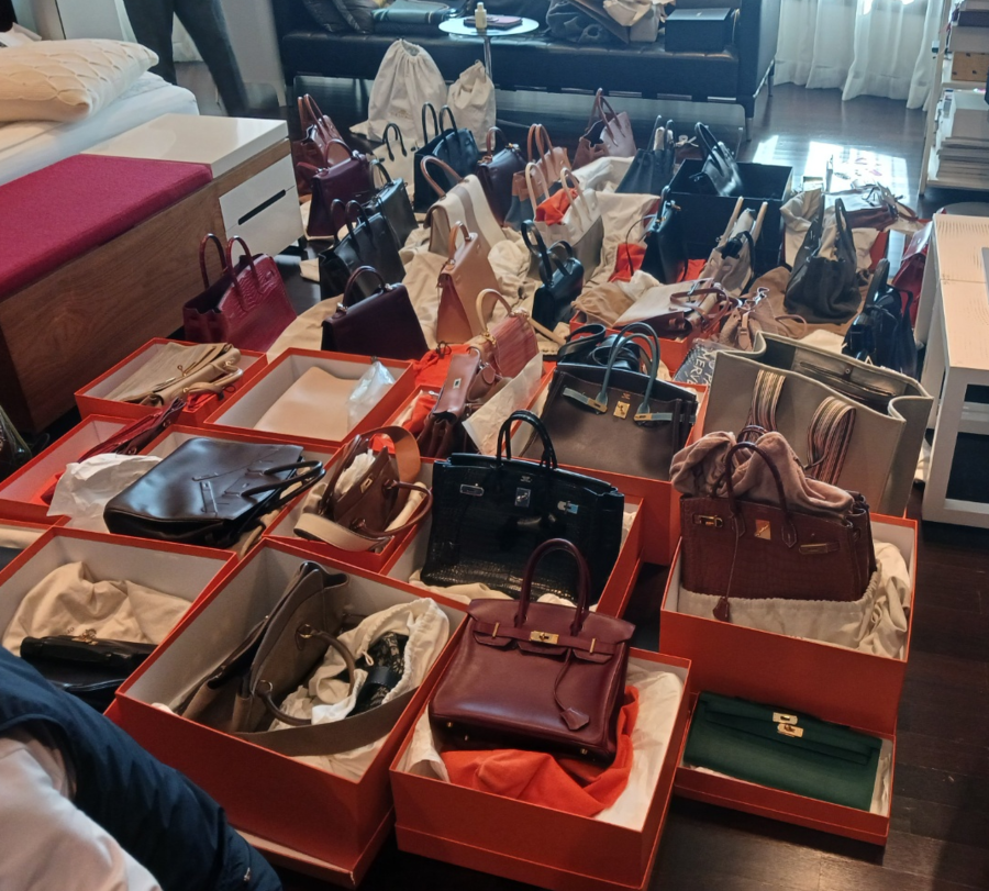 ▲ 국세청이 고액·상습체납자에 대해 지난달 20일부터 31일까지 서울시, 경기도 등 7개의 광역지방자치단체와 공조해 합동수색을 실시한 결과 현금 5억원 상당, 명품가방 수 십여 점, 순금 등 총 18억원 상당을 압류했다. ⓒ국세청