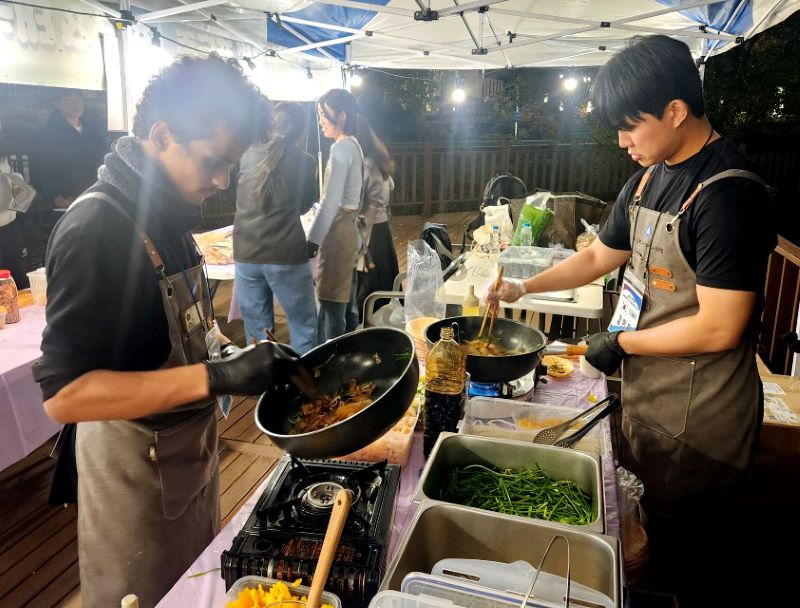 ▲ 외국인 유학생들이 시민에게 제공할 요리를 만들고 있다.ⓒ백석대