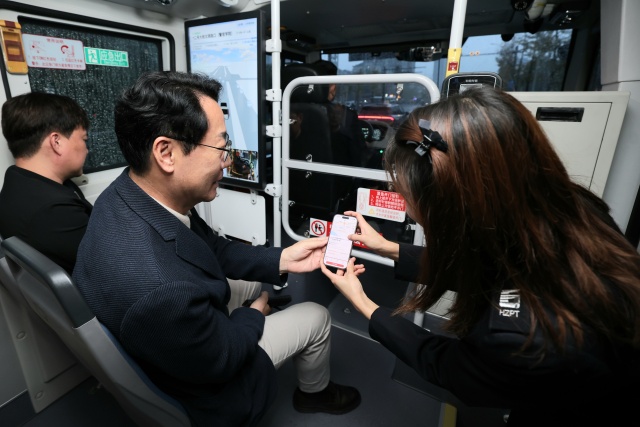 ▲ 정명근 시장이 항저우시 공공교통 유한회사를 방문해 자율주행 시스템을 체험하고 있다ⓒ화성시 제공