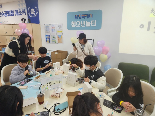 ▲ 청소년놀터 동탄호수공원점에서 학생들이 아크릴 무드등 만들기를 체험하고 있다ⓒ화성시 제공