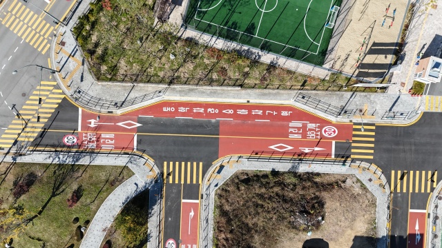 ▲ 용인 처인초등학교 앞에 설치된 승하차베이 전경. ⓒ용인시 제공