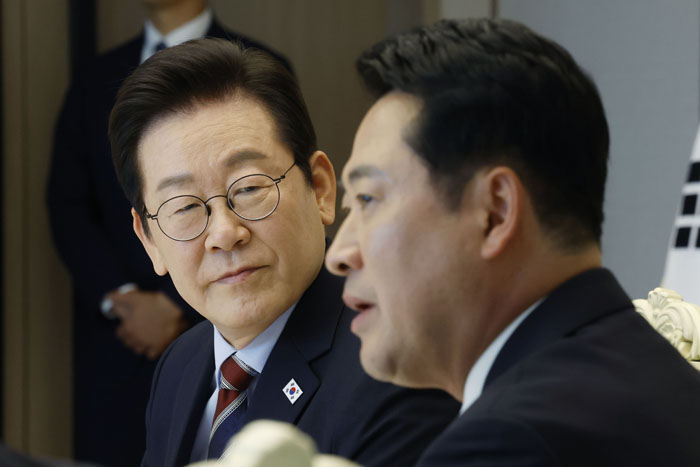 ▲ 이재명 대통령이 지난 9월 8일 서울 용산 대통령실 청사에서 열린 여야 지도부 오찬 회동에서 장동혁 국민의힘 대표 발언을 듣고 있다. ⓒ뉴시스