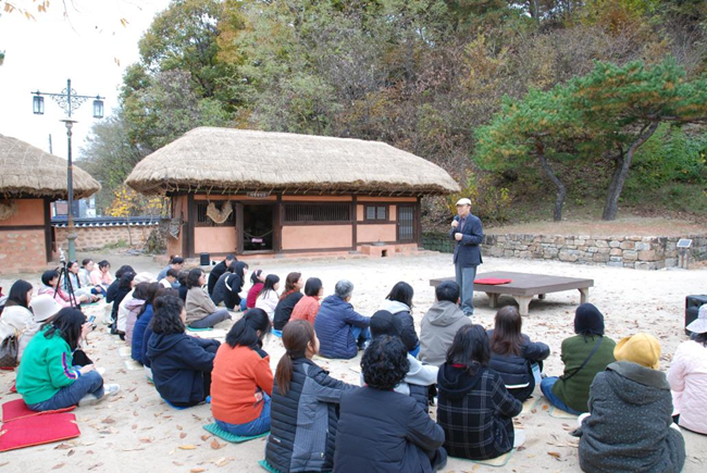 ▲ 강원관광재단이 지난 8~9일 이틀간 춘천 일원에서 인문학 테마 여행 프로그램을 운영해 130여 명이 참여했다. ⓒ강원관광재단