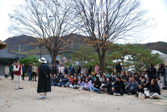 ▲ 강원관광재단이 지난 8~9일 이틀간 춘천 일원에서 인문학 테마 여행 프로그램을 운영해 130여 명이 참여했다. ⓒ강원관광재단