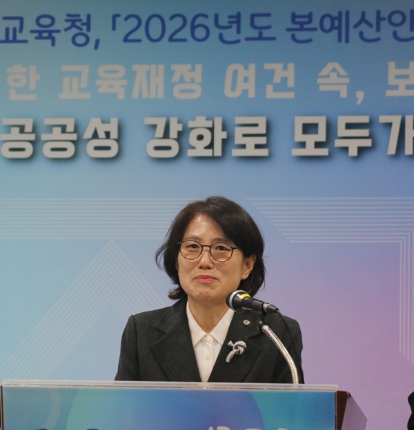 ▲ 박영신 세종시교육청 정책국장이 10일 오전 교육청 대회의실에서 내년도 예산 관련,언론브리핑을 하고 있다.ⓒ이길표 기자