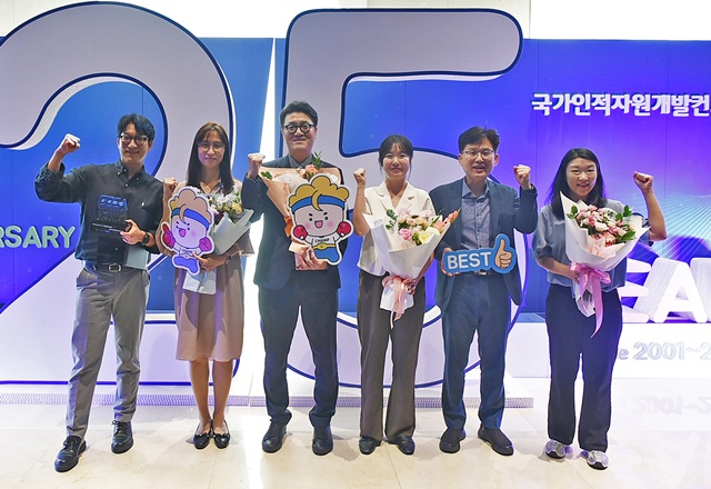 ▲ 경기도경제과학진흥원 관계자들이 지난 9월 고용노동부 주관 '2025 Best of CHAMP'에서 노동부 장관상 수상 후 기념촬영을 하고 있다. ⓒ경기도경제과학진흥원 제공