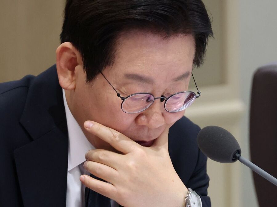 ▲ 이재명 대통령이 4일 서울 용산 대통령실 청사에서 열린 국무회의에서 자료를 살펴보고 있다. ⓒ뉴시스