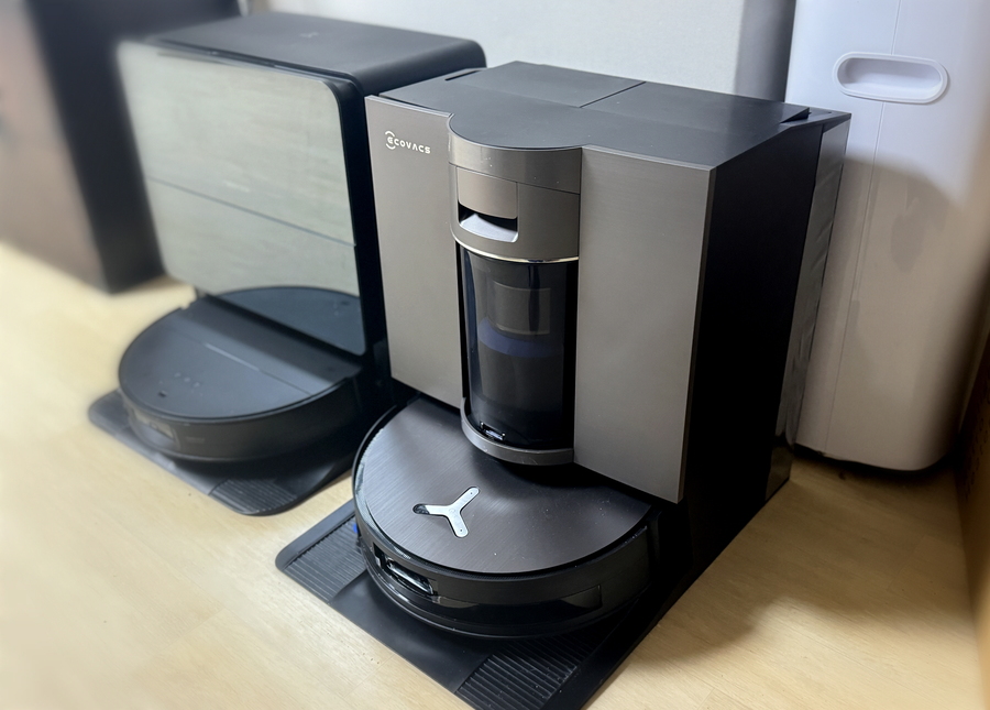 ▲ 이번에 체험한 에코백스 X11 모습. 왼쪽은 기존 보유 중인 로보락 S9 MaxV 울트라 ⓒ김재홍 기자