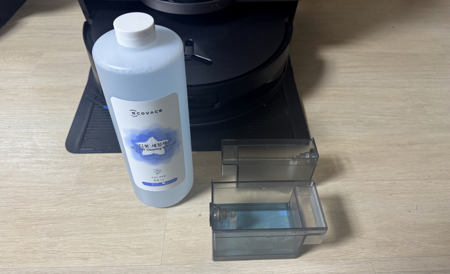 ▲ 사비를 들여 일반세정제, 강력세정제를 각각 통에 주입했다. ⓒ김재홍 기자