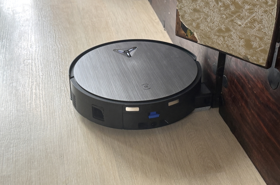 ▲ 가구 옆면에 밀착해서 청소를 하는 모습. ⓒ김재홍 기자