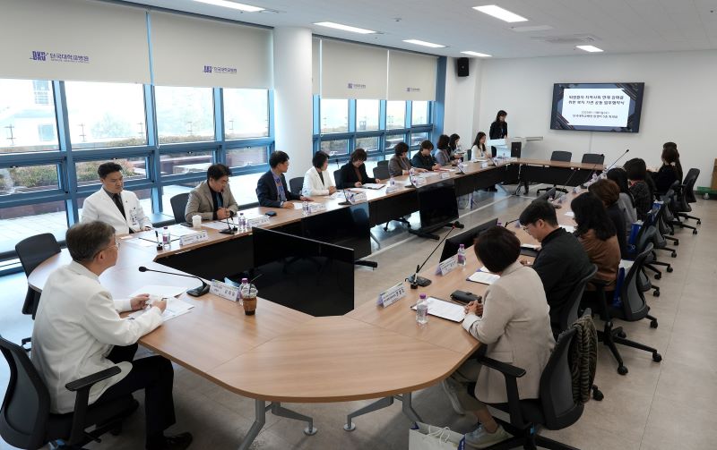 ▲ 단국대병원과 천안의료원을 비롯한 천안지역 복지기관들이 퇴원환자의 지역사회 연계 강화를 위한 업무협약을 맺고 있다.ⓒ단국대병원