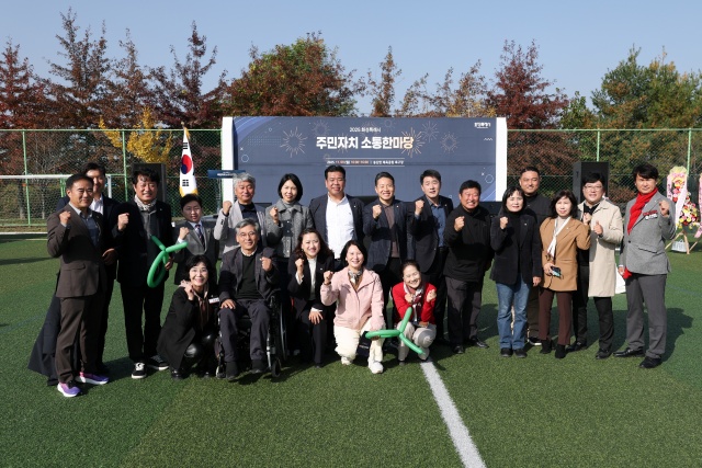 ▲ 주민자치한마당 참석한 화성시의회 시의원 단체사진ⓒ화성시의회 제공