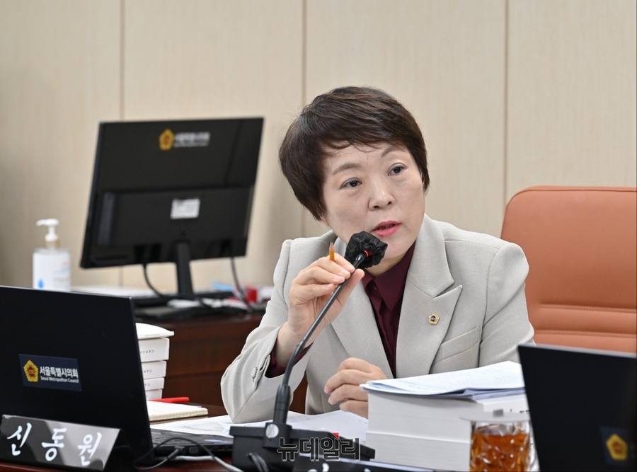 ▲ 서울시의회 보건복지위원회 신동원 의원이 5일 여성가족실을 상대로 한 행정사무감사에서 발언하고 있다. ⓒ서울시의회