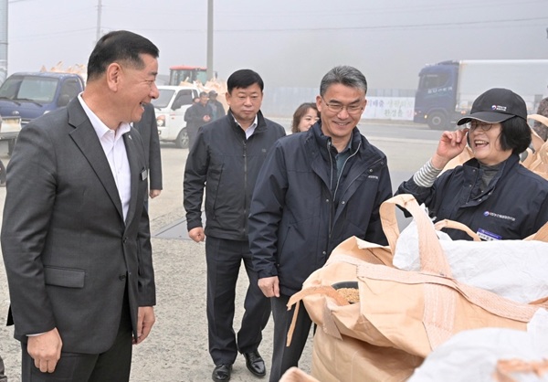 ▲ 최원철 공주시장이 지난 7일 신풍면 신풍농협산지유통센터에서 열린 첫 매입 현장을 방문해 농업인과 관계자들을 격려하고 있다.ⓒ공주시