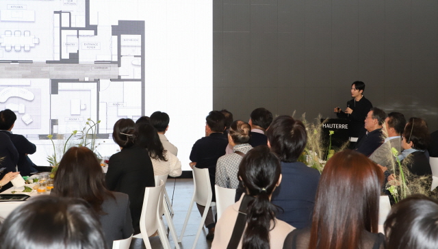 ▲ 지난 7일 서울 청담 레스파스 에트나에서 양태오 작가가 '아틀리에 에디션'을 소개하고 있다.ⓒ포스코이앤씨